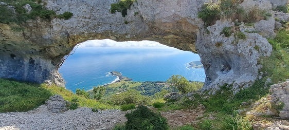 Los Ojos del Diablo, cuyo nombre oficial es Los Arcos de Llanegro, son una estampa inolvidable