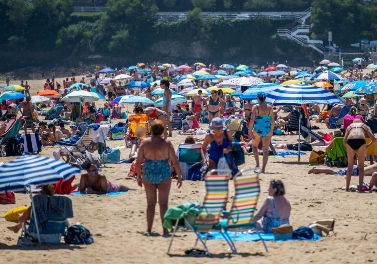 El Sardinero, ayer, colmado de bañistas en un día en que los termómetros alcanzaron los 25,4 grados en Santander.