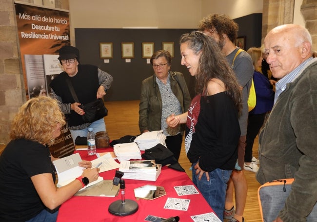 Susana Jiménez dedicando su libro al finalizar la presentación.