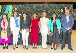 El director general de Cultura Juan Antonio González Fuentes; el maestro Péter Csaba; Vanda Martins, directora EDP; la alcaldesa Gema Igual; Paloma O'Shea, presidenta Fundación Albéniz; María José Sáenz de Buruaga, presidenta de Cantabria; Julia Sánchez, CEO/Reina Sofía; la concejala Noemí Méndez y el rector de la UC, Ángel Pazos.