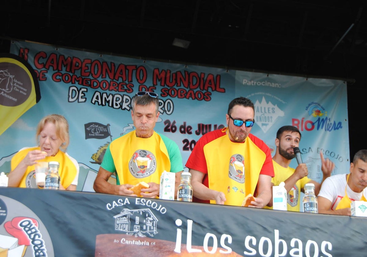 Participantes comiendo sobaos en el campeonato del año pasado.