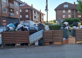 Basura acumulada en los contenedores del pueblo de Ajo (Bareyo).