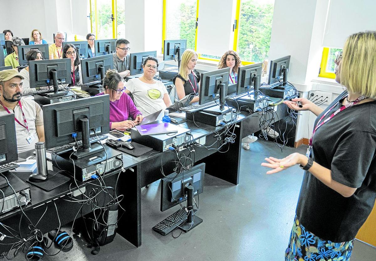 Una clase práctica en el aula de informática de la sede de la UIMP en Las Llamas.