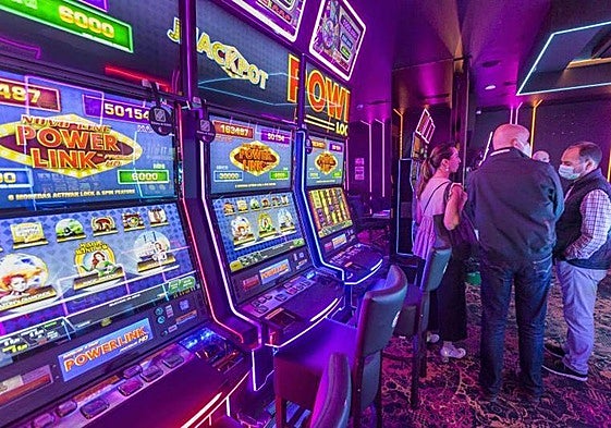 Interior de un salón de juegos de Santander.