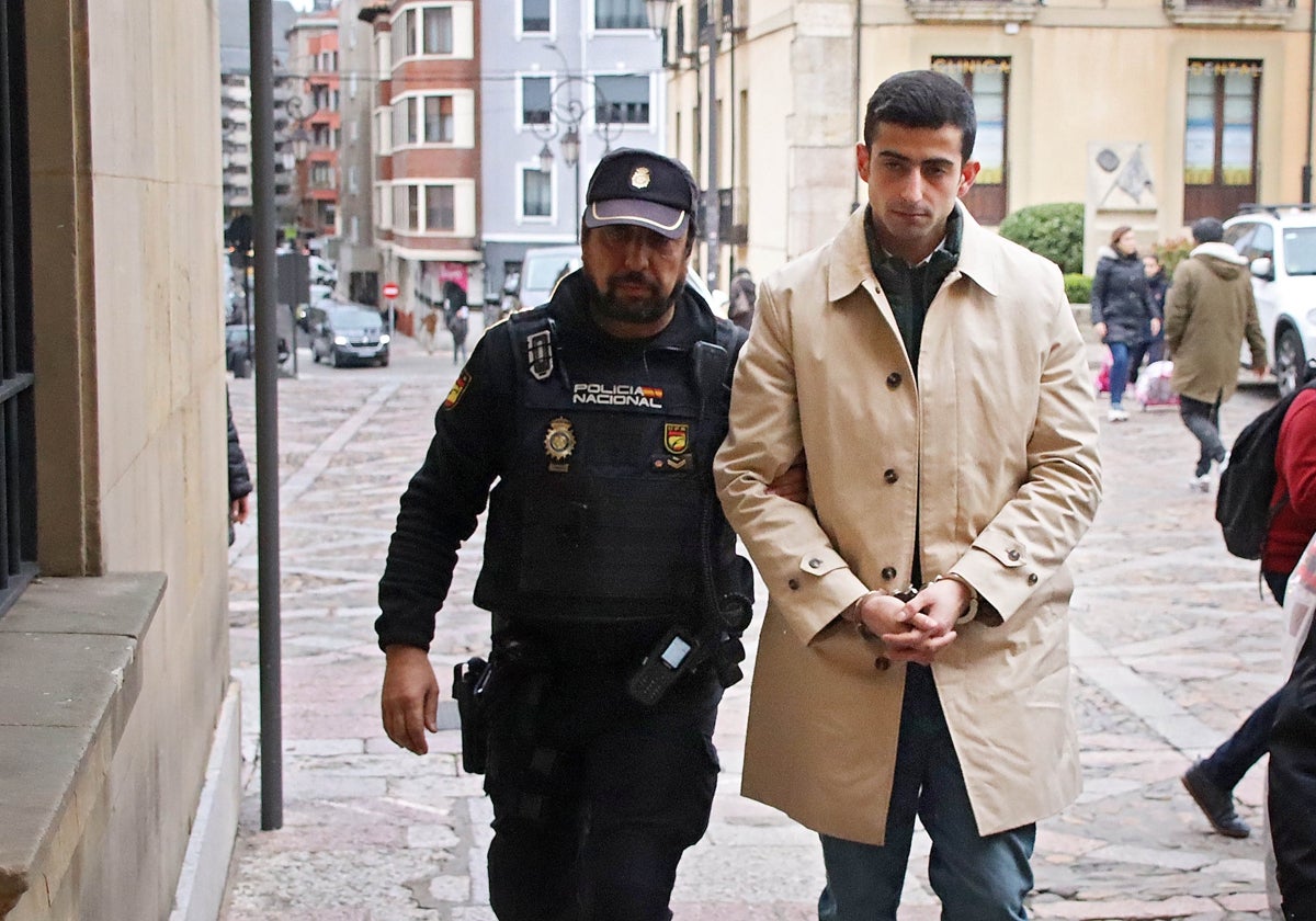 El condenado Jorge Cervantes accediendo a la Audiencia Provincial de León.