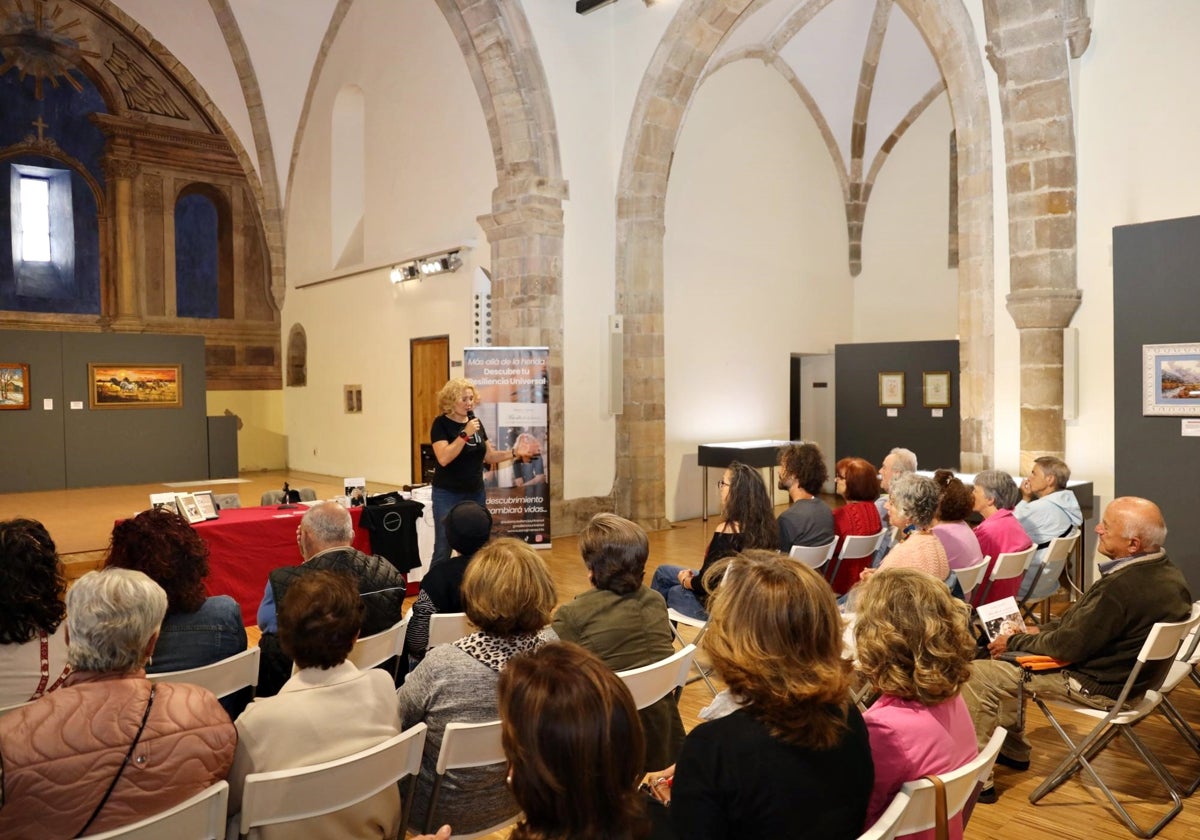 La escritora durante un momento de la presentación de su libro