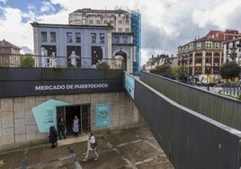 La entrada al Mercado de Puertochico, desde la calle Tetuán.