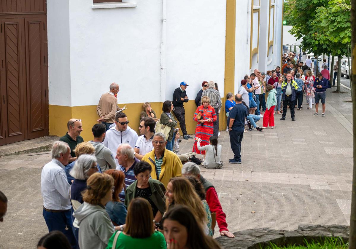 La cola principal bordeaba gran parte del entorno de la plaza de toros de la capital cántabr