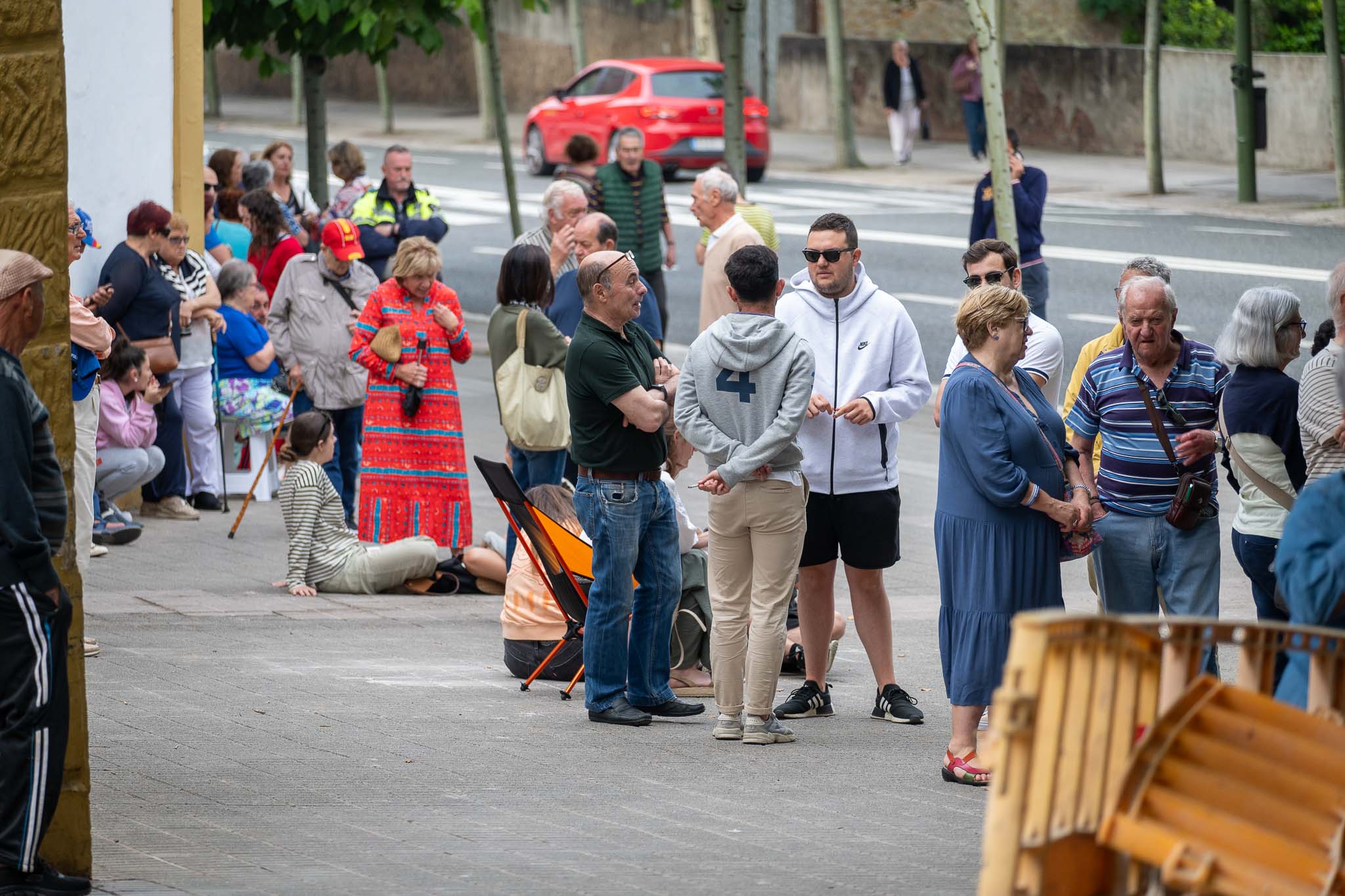 Corrillos y charlas entre los usuarios que aguardaban al comienzo de la venta de entradas.