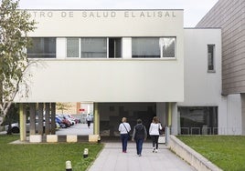 Pacientes en el Centro de Salud de El Alisal, en Santander.