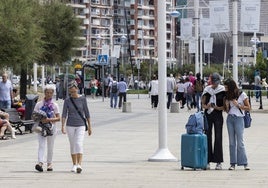 Turistas por el centro de Santander.