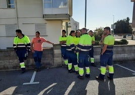 Plantilla del servicio de limoieza secundando la uelga.