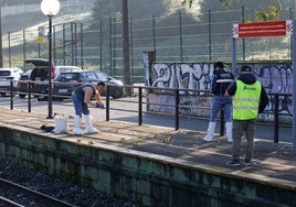 Agentes de la Guardia Civil recogen pruebas en el lugar de los hechos.