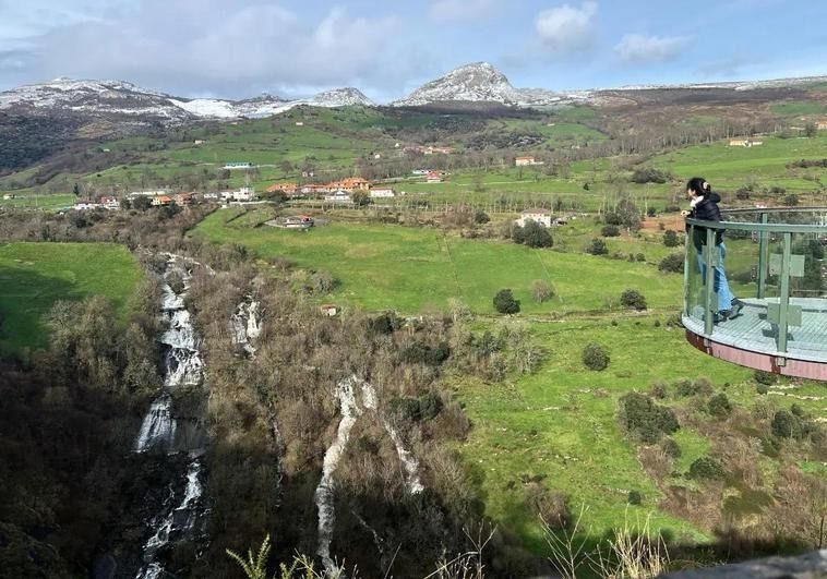 En la zona se encuentra un mirador de estructora metálica con barandilla perfecto para disfrutar del paraje.