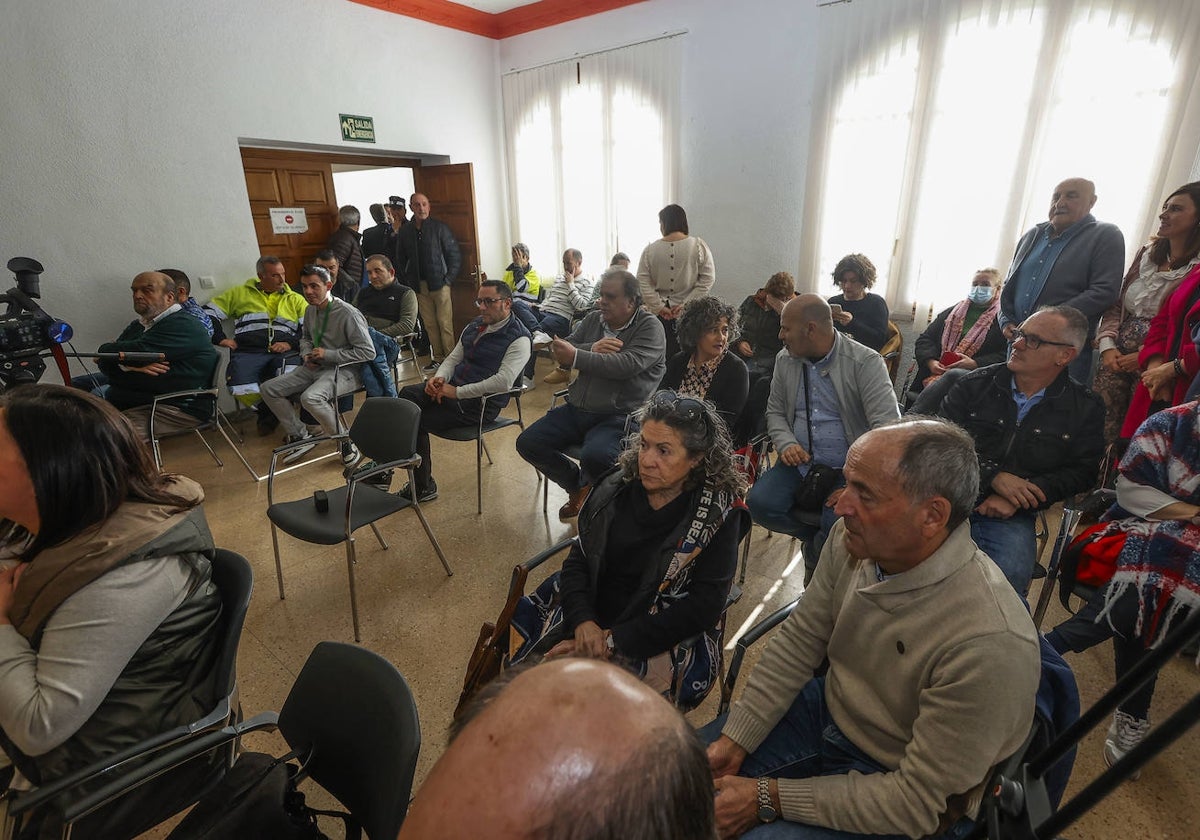 Trabajadores municipales, representantes políticos y vecinos asistiendo al Pleno en el que se dio vía libre al acuerdo con el personal.