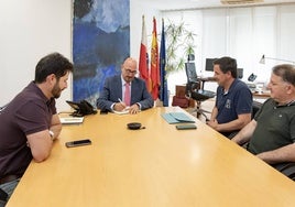 Pascual junto a los responsables del Ayuntamiento de Cieza.