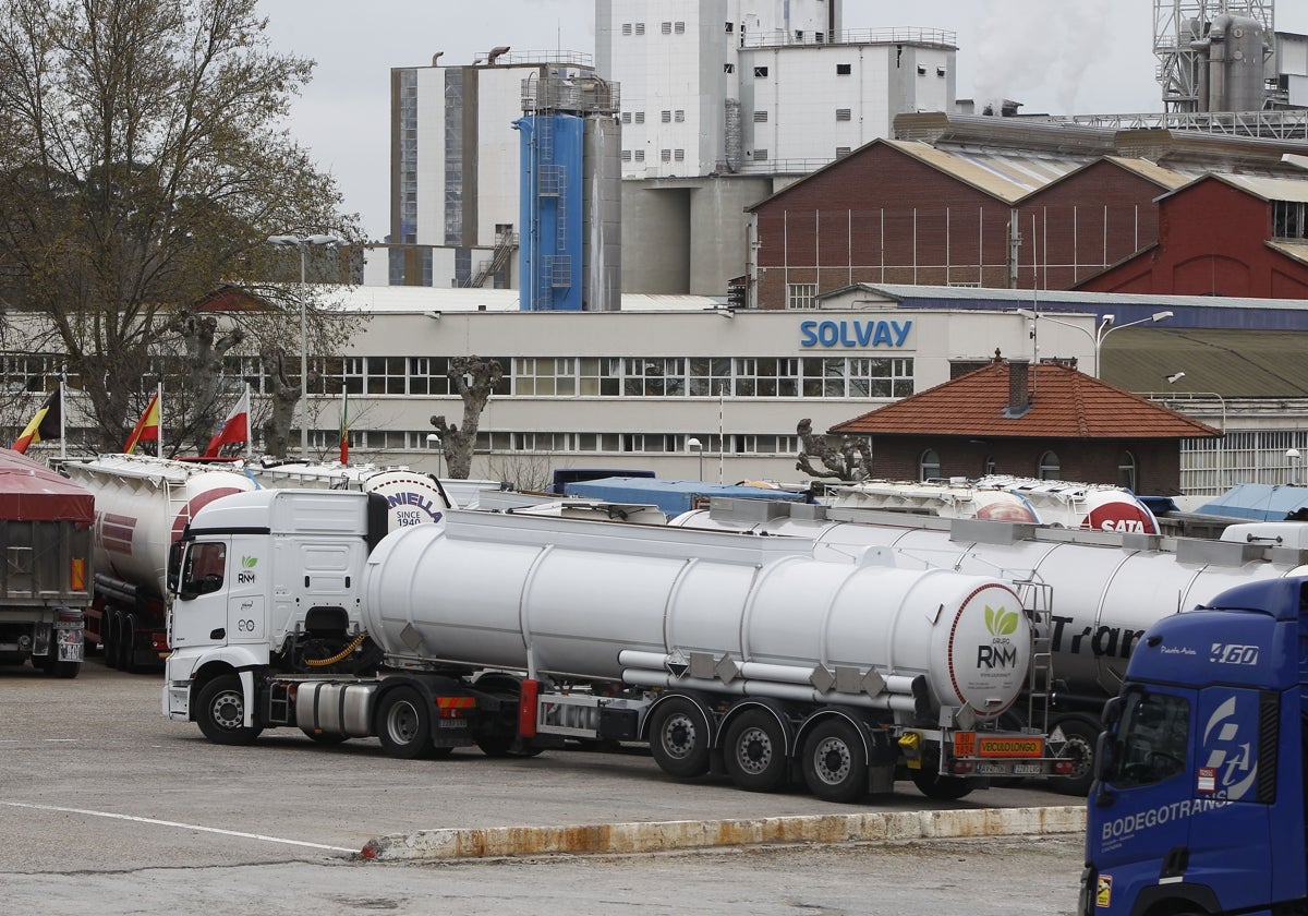 Acceso a la fábrica que Solvay tiene en Barreda.