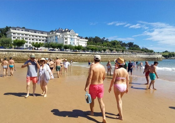 La playa del Sardinero estaba llena este miércoles