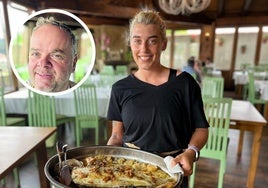 La camarera Carol Rodríguez muestra un dentón elaborado a la plancha antes de servirlo a los comensales. En el círculo, Cristóbal Sierra, jefe de cocina