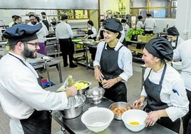 Estudiantes de cocina en la escuela de Peñacastillo.