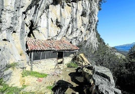 Iglesia rupestre de San Juan de Socueva en Arredondo.