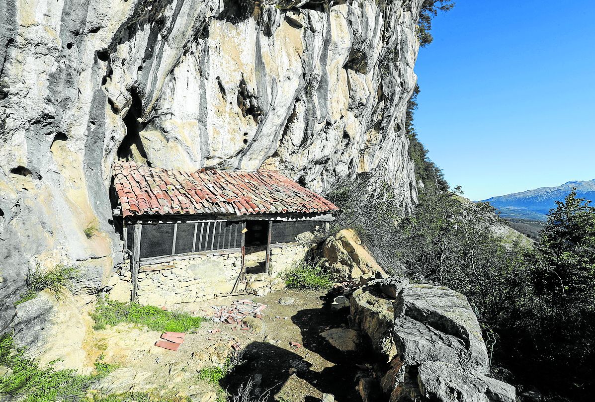 Iglesia rupestre de San Juan de Socueva en Arredondo.