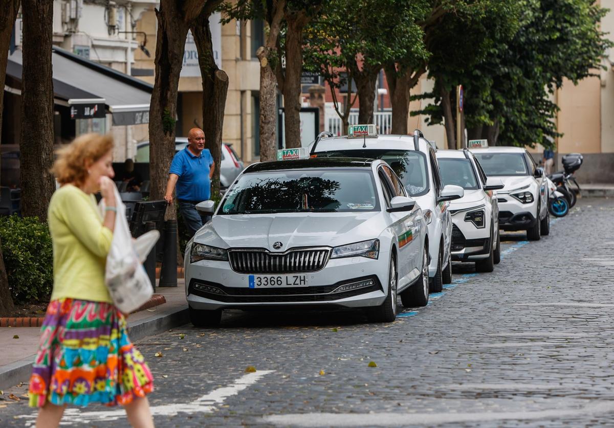 Una vecina camina por la Avenida Menéndez Pelayo, frente a la parada de taxis.