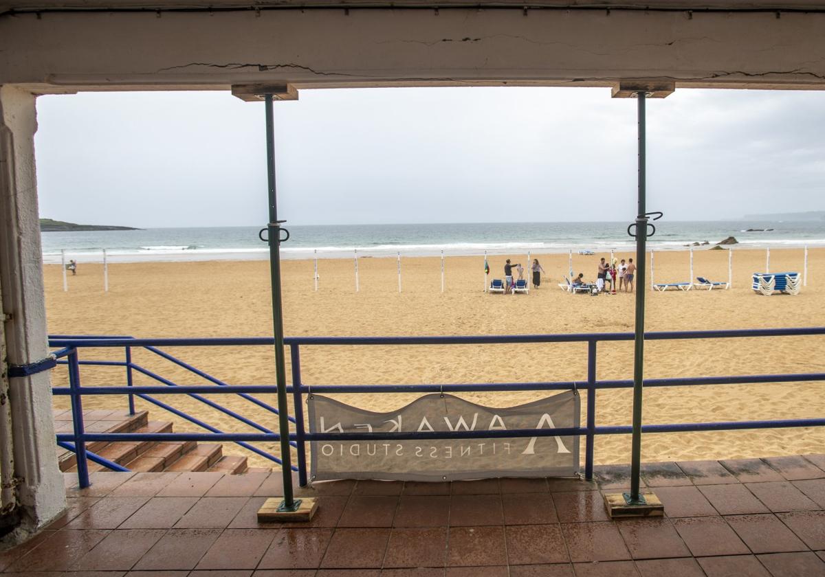 La zona apuntalada es la que rodea la escuela de surf Obsession, en una esquina de los bajos.