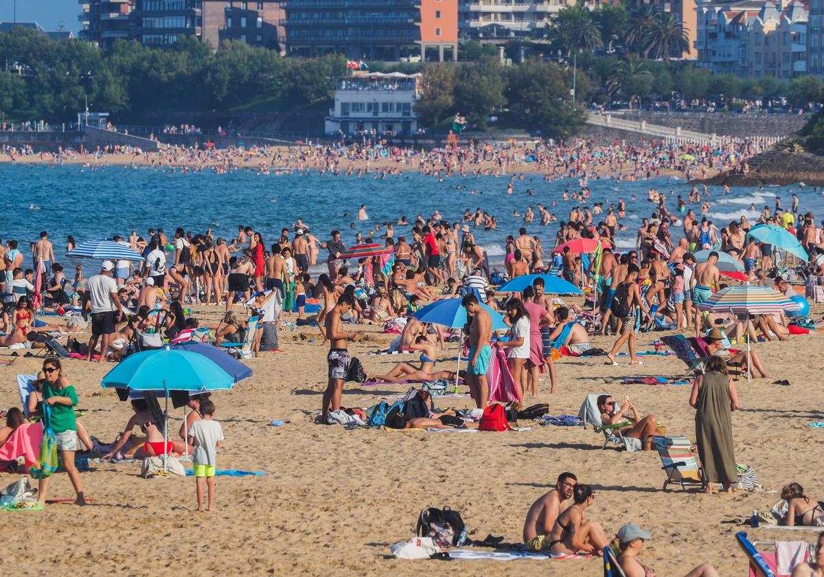 La segunda playa de El Sardinero,llena de bañistas en un día de verano.