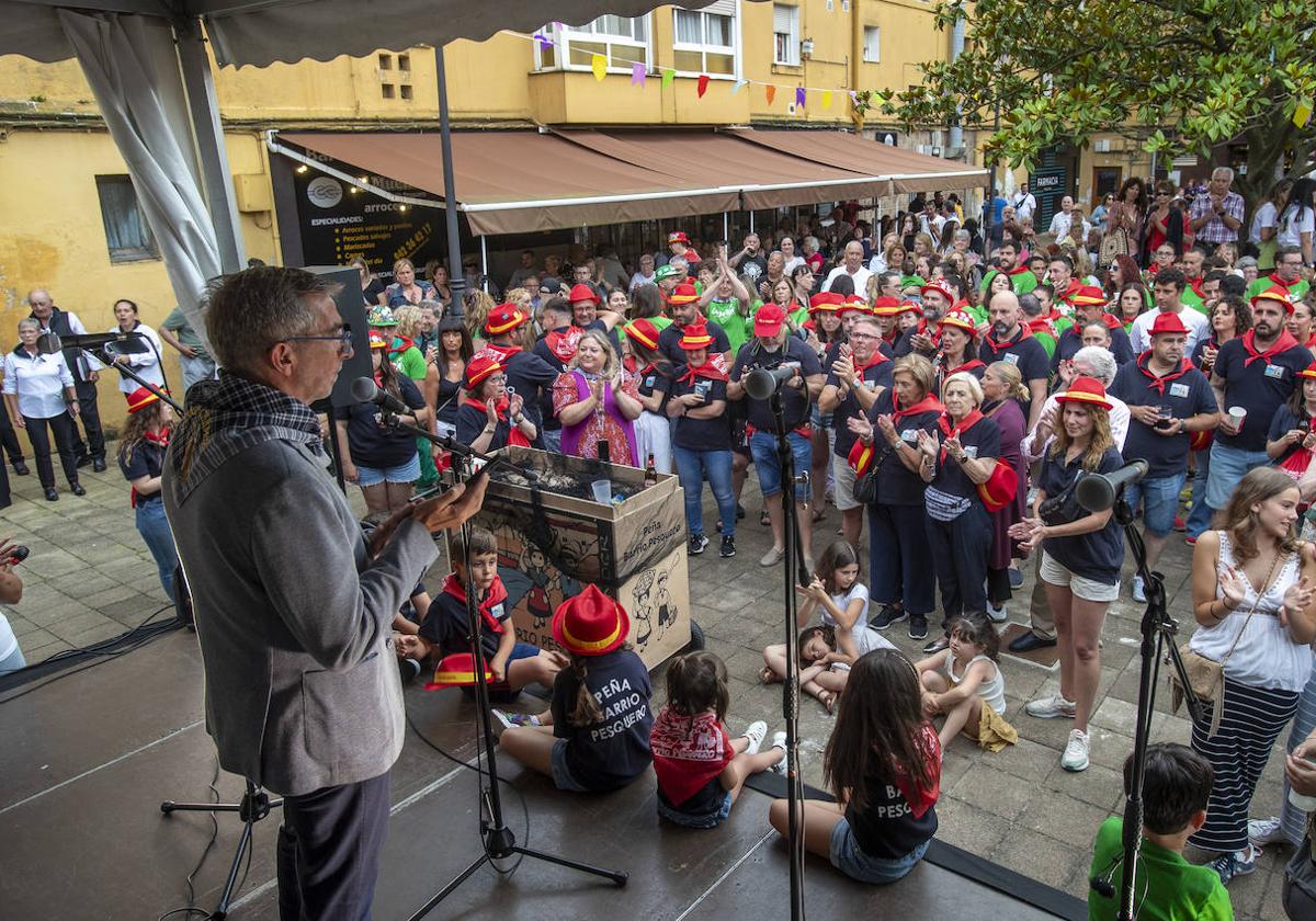 El pregón de César Díaz, que ha dado arranque a las fiestas del Carmen en el Barrio Pesquero.