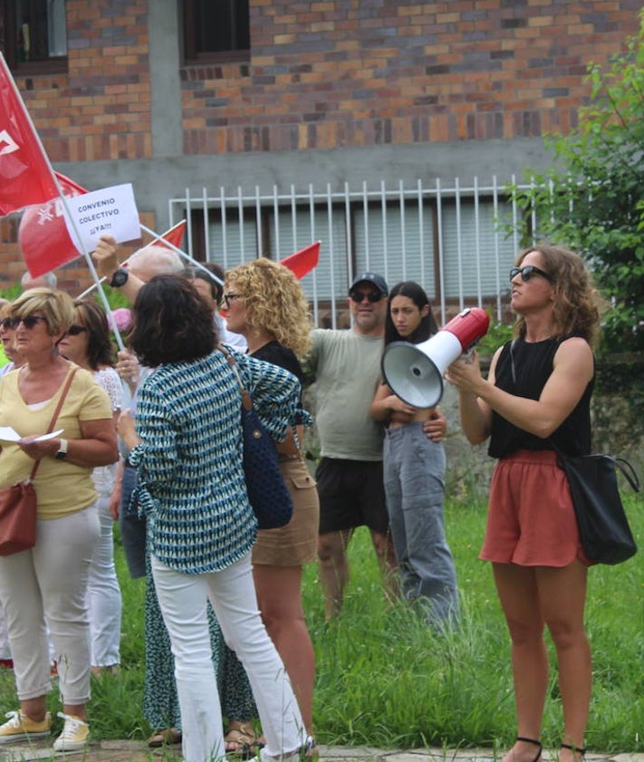 Imagen secundaria 2 - Más de medio centenar de trabajadores secundaron la concentración frente al Ayuntamiento y con presencia de la Policía Local y Guardia Civil. 