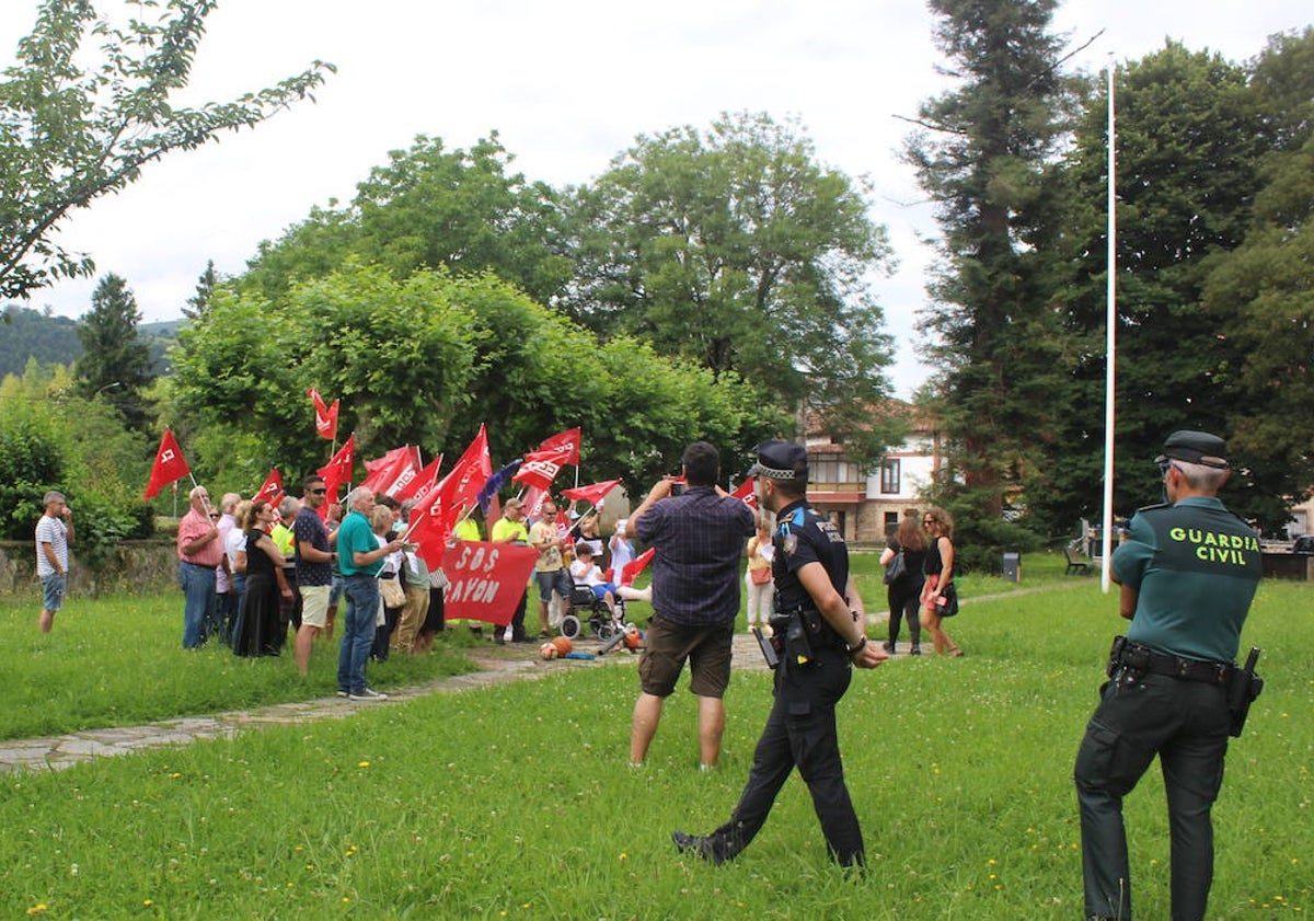 Imagen principal - Más de medio centenar de trabajadores secundaron la concentración frente al Ayuntamiento y con presencia de la Policía Local y Guardia Civil. 