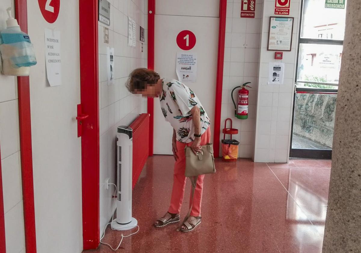 Una paciente intenta refrescarse en uno de los ventiladores que la Consejería de Sanidad colocó el año pasado en el centro de salud.