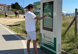 Pantalla informativa en la entrada de la playa de Helgueras.