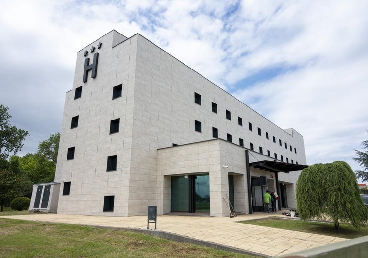 El Hotel Puerta Santander, en la calle Abilio García Barón, luce una fachada totalmente renovada.