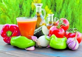 Gazpacho y algunos de sus ingredientes.