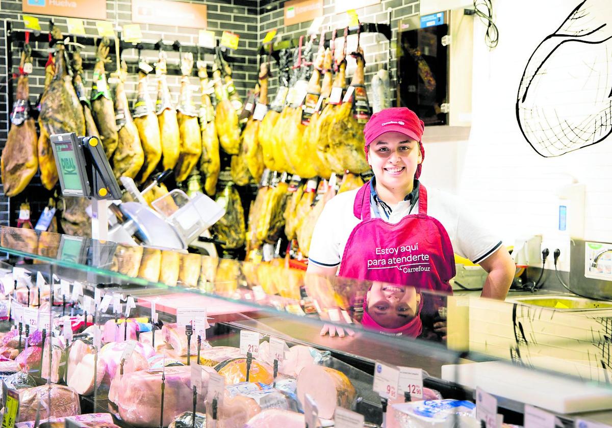 La joven Mariela Aguirre, en el puesto en el sector de frescos, en Carrefour.