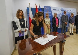 La presidenta regional, Sáenz de Buruaga, durante la firma del Pacto.