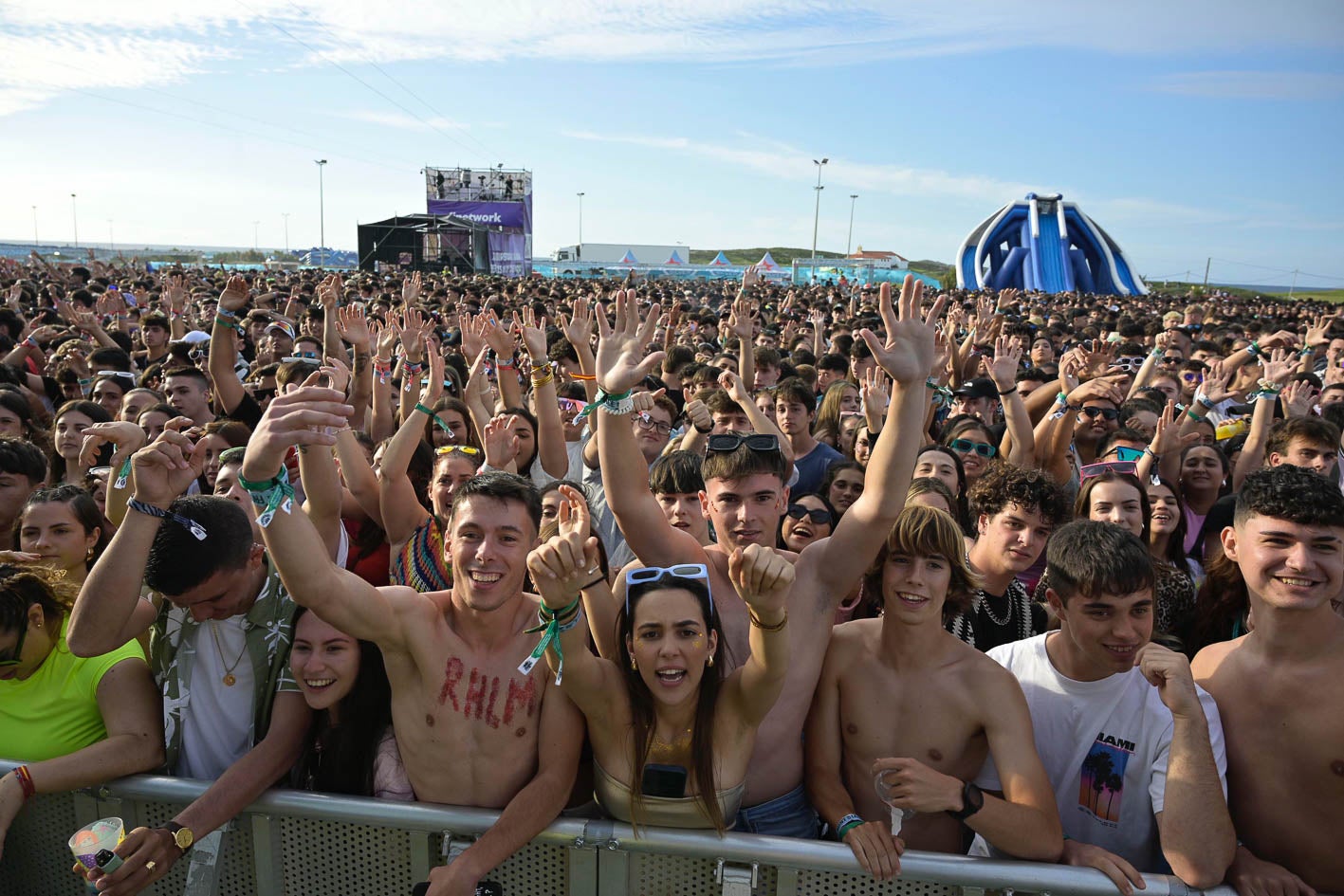 Miles de jóvenes frente al escenario durante las primeras horas del Reggaeton Beach Festival, celebrado en la Virgen del Mar.