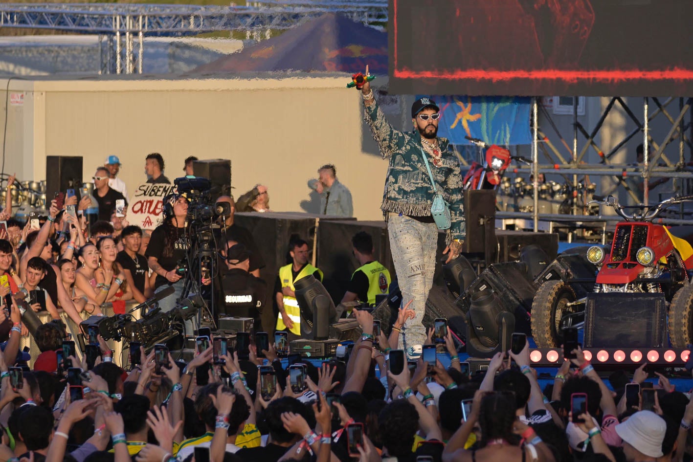 El artista dedica un saludo a los asistentes al Reggaeton Beach Festival.