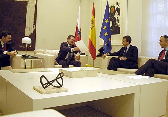 Agudo, Revilla, Zapatero y Ocaña, durante la reunión que mantuvieron en La Moncloa en verano de 2009, previa a la aprobación del actual modelo.