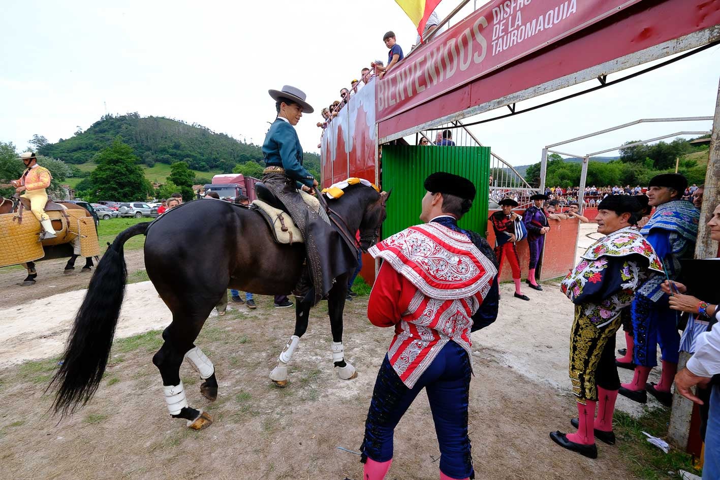 Lea Vicens accede al ruedo de la plaza de Treceño