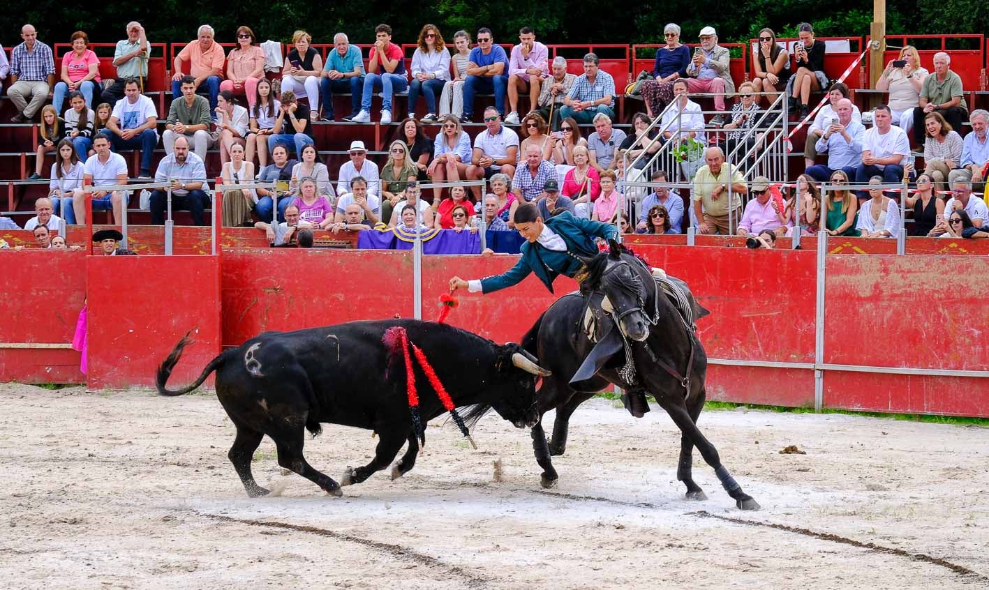 Vicens pone banderillas cortas a lomos de Jazmín.