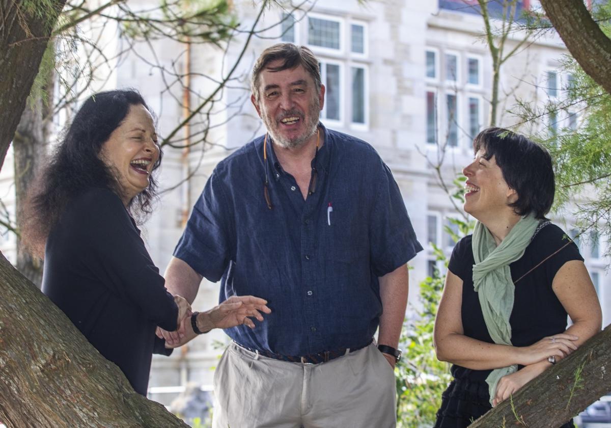 La artista Isabel Muñoz, el poeta Luis García Montero y la escritora Pilar Adón en el entorno del Palacio de la Magdalena.