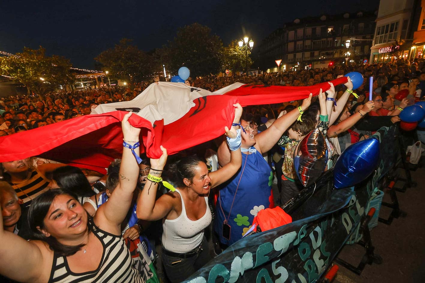 Fans enfervorecidas entre el público en Suances