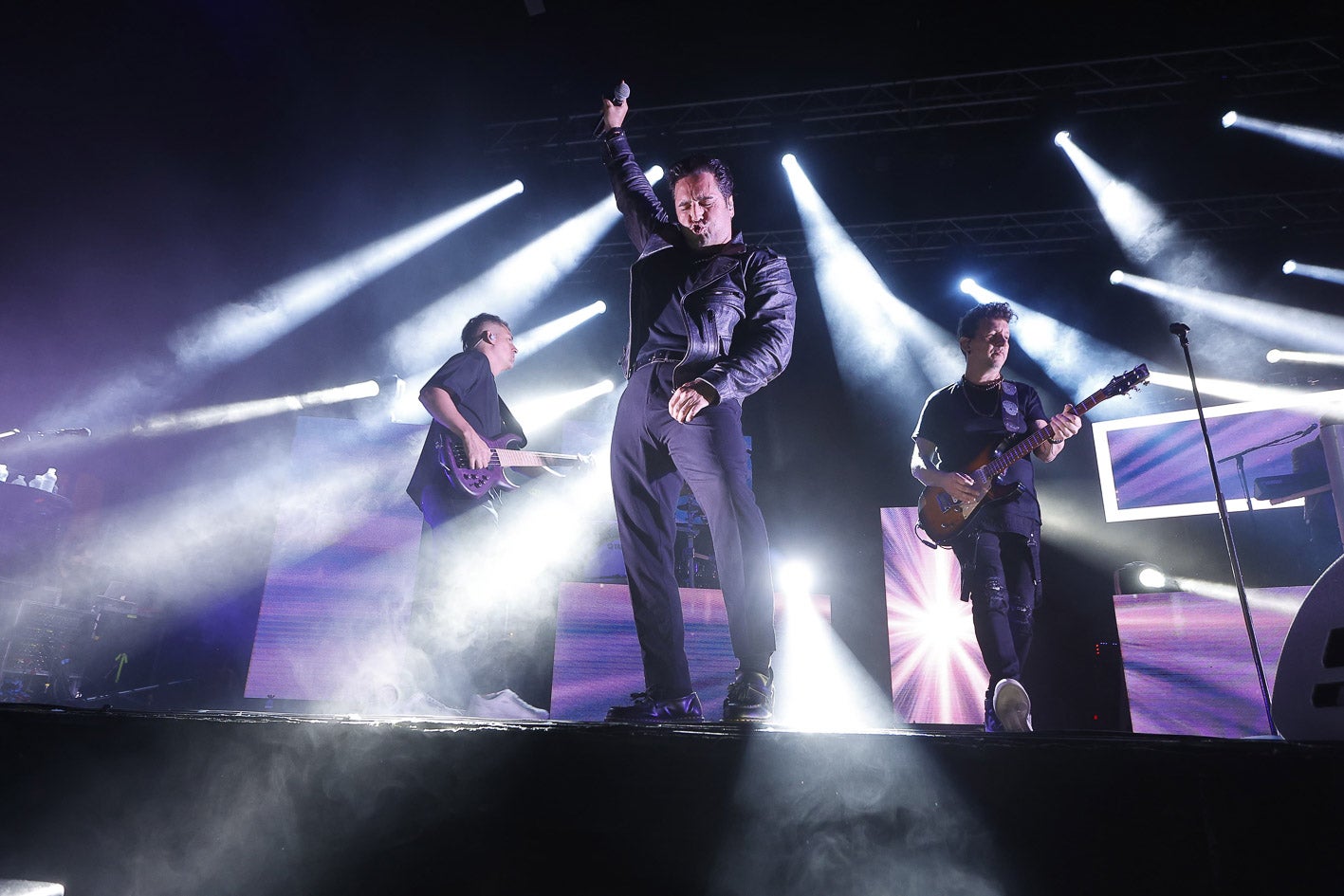 El cantante cántabro derrochó energía durante un concierto en el que se le vio muy cómodo