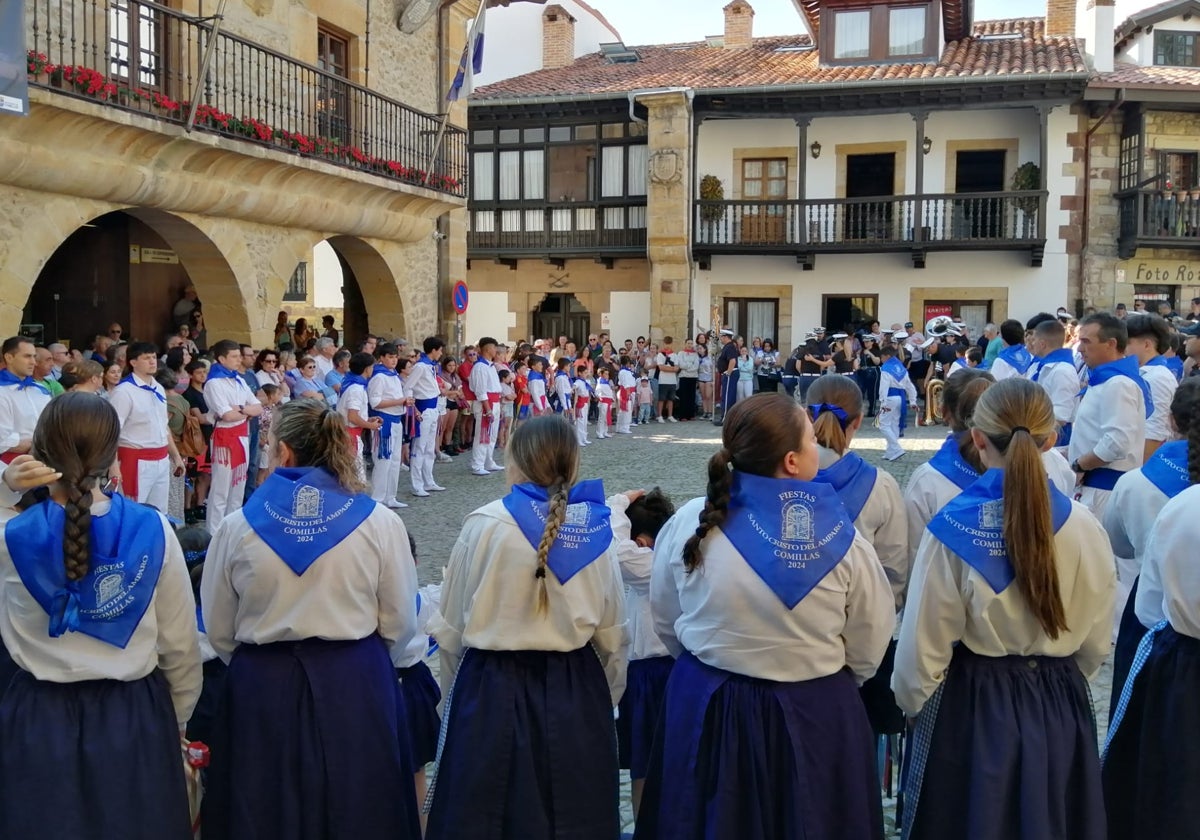 Los picayos y pandereteras ataviados con los populares trajes de marineros en la plaza del viejo Ayuntamiento.