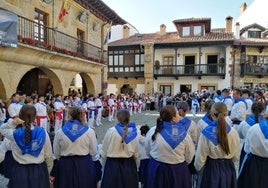 Los picayos y pandereteras ataviados con los populares trajes de marineros en la plaza del viejo Ayuntamiento.