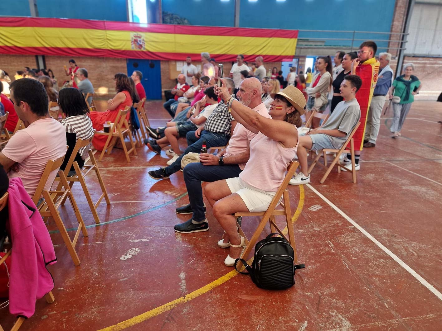 El polideportivo de Cóbreces fue el lugar elegido para ver el partido en Alfoz de Lloredo.