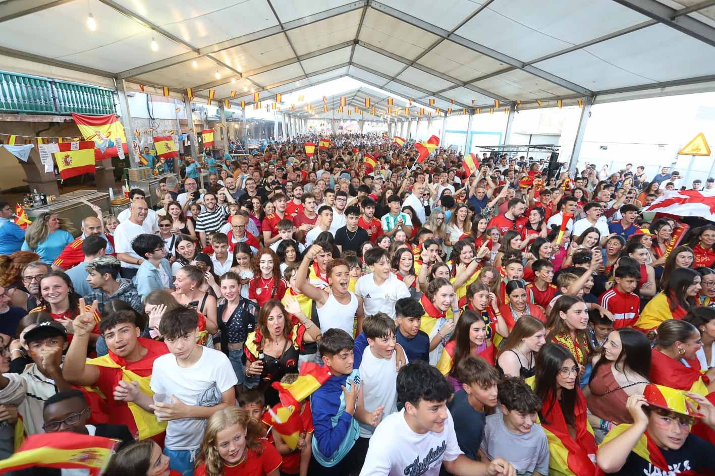 La zona portuaria fue el punto de encuentro para ver la final en San Vicente de la Barquera.